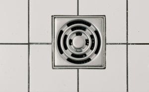 Sve više ljudi postavlja aluminijsku foliju na rešetku u kupatilu: Razlog će vas iznenaditi