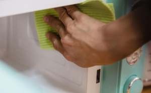 Kako očistiti mikrovalnu pećnicu: Jednostavan i prirodan trik bez ribanja