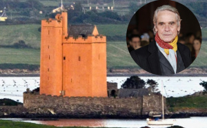 Slavni glumac kupio zapušteni dvorac i pretvorio ga u dom: Pogledajte kako živi Jeremy Irons