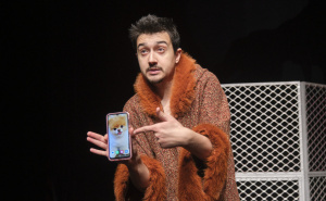 Faris Pinjo za Radiosarajevo.ba: O predstavi "Pas matter", Tariku Filipoviću i braku s Aminom Kajtaz