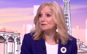 Simbol sjećanja u centru pažnje: Britanska političarka s Cvijetom Srebrenice u emisiji na BBC-u