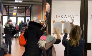 Tenzije rastu sve više: Profesori blokirali Dekanat Filozofskog fakulteta u Novom Sadu