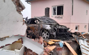 Eksplozija raznijela kuću u Derventi: Jedna osoba poginula u požaru, još nije utvrđen identitet