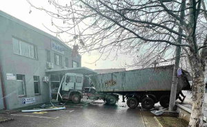 Saobraćajna nesreća u Bijeljini: Kamion udario u zgradu preduzeća