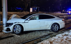 Teška nesreća u Sarajevu: Učestvovala tri vozila, dijelovi automobila završili na šinama