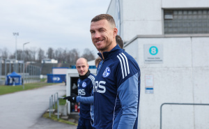 Počela utakmica Schalkea i Kaiserslauterna: Edin Džeko ipak ostao na klupi