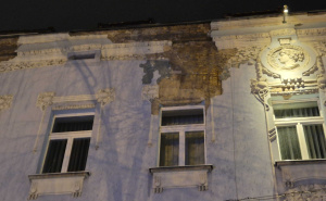 Građani, oprez: Ponovo se obrušio dio fasade u Ferhadiji - sa iste zgrade kao i prije 10 dana