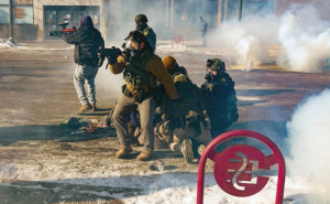 Nadrealne scene iz SAD-a: Policija baca dimne bombe na okupljene, Walz Trumpu - 'skloni ICE agente!'