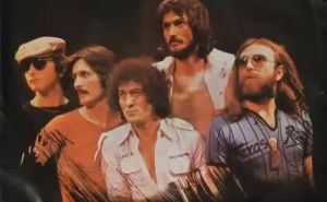 "Negde izdaleka, čuju se daire...": Pjesma dana i Smak