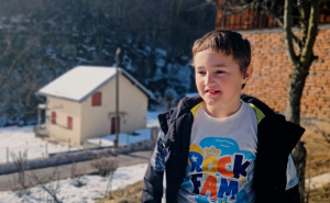 Pomozi.ba pokreće humanitarnu akciju: Ahmet (8) ne želi igračke, već sanja kravu i da mu je otac živ