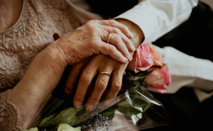 Zaboravio je mnogo toga, ali ne i nju: Muškarac (79) s demencijom ponovo zaprosio svoju suprugu