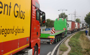 Prijevoznici četvrti dan na granicama, vlasti šute: EU pravila prijete blokadom transporta