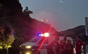 Saobraćajna nesreća kod Živinica: Automobil udario u drvo, vozač prevezen u UKC Tuzla