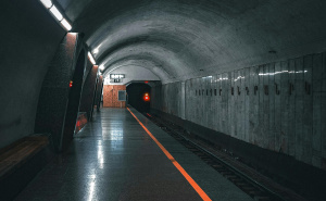 Stravičan slučaj u Hamburgu: Muškarac pod voz povukao djevojku koju nije poznavao