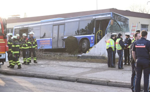 Tragedija u Njemačkoj: Autobus se zabio u zgradu, smrtno stradala djevojčica