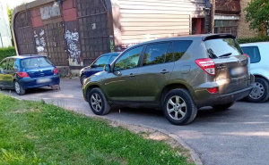 Problemi sa parkiranjem u Sarajevu: Građani se žale na "lavirint vozila" i uništene zelene površine