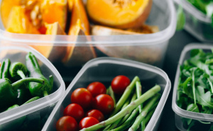 Plastične posude: Svi ih koristimo za čuvanje hrane, ali šta je sigurno, a šta se mora izbjegavati