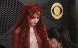 Najbizarnije izdanje s Grammyja: Pjevačica nosila haljinu pričvršćenu samo za piercinge na grudima
