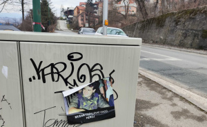 Ko postavlja plakate s likom Mušana Topalovića Cace po Sarajevu