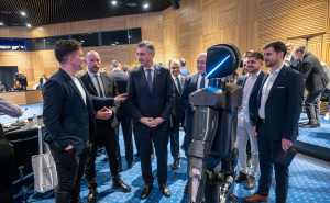 Andrej Plenković razgovorao sa robotom koji mu je poručio: "Ja ću raditi, Vi uživajte u pauzi"