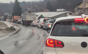 Kamion se treći put u jednom danu prevrnuo kod Viteza: Saobraćaj obustavljen u potpunosti