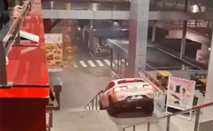 Neviđena bahatost: Skupocjenim Mercedesom se spustio niz stepenice banjalučke Tržnice