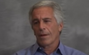 Jeziva fotografija: Epstein sjedi dok žena puže ispod stola, umjetnina na zidu zgrozila javnost