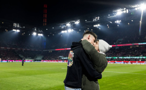 Napadnut sudija koji je zaprosio svog dečka pred 50.000 ljudi, poznat stepen povreda