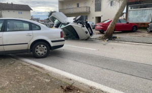 Nova nesreća na bh. cestama: Automobil se prevrnuo na bok, ima povrijeđenih