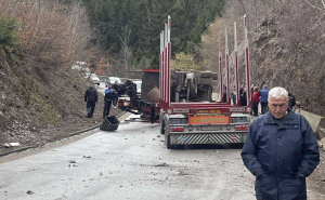 Nesreća na Komaru, prevrnuo se kamion: Saobraćaj obustavljen do daljnjeg, dvije osobe povrijeđene