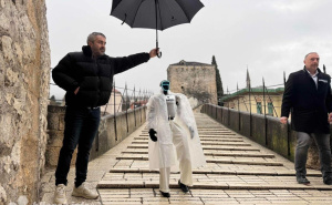 Prvi humanoidni robot Roby u BiH prošetao Starim mostom: Pitali ga hoće li skočiti