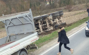 Nova nesreća na bh. cestama: Kamion se prevrnuo kod Maglaja, jedno lice upućeno u bolnicu
