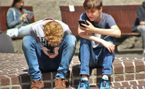 Sedam digitalnih grešaka koje uništavaju vaše oči, vrat i san – s ovim morate prestati