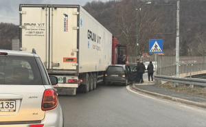 Saobraćajna nesreća kod Sarajeva: Sudarili se kamion i automobil