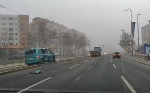 Saobraćajna nesreća u Sarajevu: Dijelovi kombija rasuti po cesti nakon sudara s kamionom