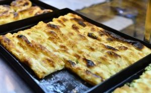 Slasna i mekana domaća pita da će jedan pleh biti malo: Recept brzo postao viralan