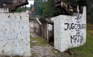 Skandalozni grafiti: Ponovo oskrnavljeno partizansko groblje u Mostaru