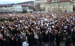 Ovo su prizori s današnjeg mirnog protesta u Sarajevu: Od najmlađih do najstarijih na ulicama
