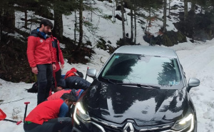 Automobilom zapeli u snijegu na putu prema Ratnoj džamiji: Intervenisao GSS Sarajevo