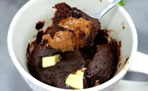 Čokoladni kolač iz šolje mekan i sočan gotov za 10 minuta: Bez jaja i uključivanja miksera