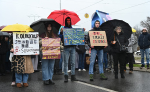 Poruke sa protesta u Sarajevu: "Ne šutimo više, dosta je laži. Pravdu za mladost narod traži"