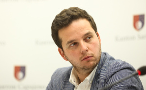 Premijer Nihad Uk podnio ostavku: "Od funkcije mi je važniji glas građana"