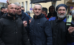 Zvanično: Vozač tramvaja Adnan Kasapović izašao iz pritvora, u zagrljaju okupljenih građana