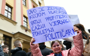 UŽIVO | Protest: Uzvikuju se imena Džejle Drapić, Dženana Memića i Amre Kahrimanović