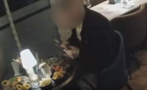 Gosti restorana odbili da plate račun "zbog dlake" u tanjiru: Snimak otkrio veliku prevaru