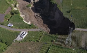 Ogroman krater u Indoneziji progutao usjeve i puteve: Zahvatio oko tri hektara obradivog zemljišta