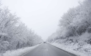 Zaleđene dionice preko planinskih prevoja, magla smanjuje vidljivost na pojedinim putevima