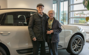Njemu su 92, njoj 94 i sada su kupili svoj prvi Porsche: Proslavili 70 godina braka