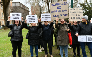 "Dosta je bilo, radimo za platu, a ne za obećanje": Počeli protesti zdravstvenih radnika u Sarajevu