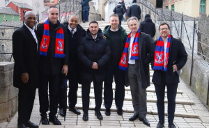 Rahimić sa britanskim ambasadorom, navijačima i rukovodstvom engleskog tima na Starom mostu